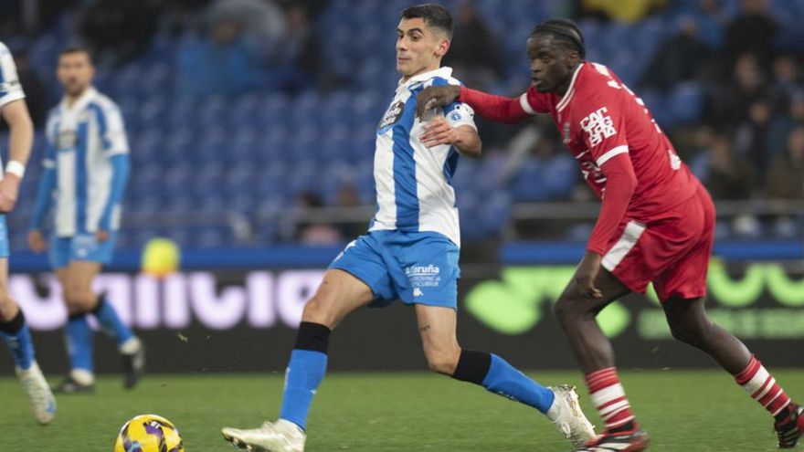 Villares pasa el balón presionado por Ndiaye.