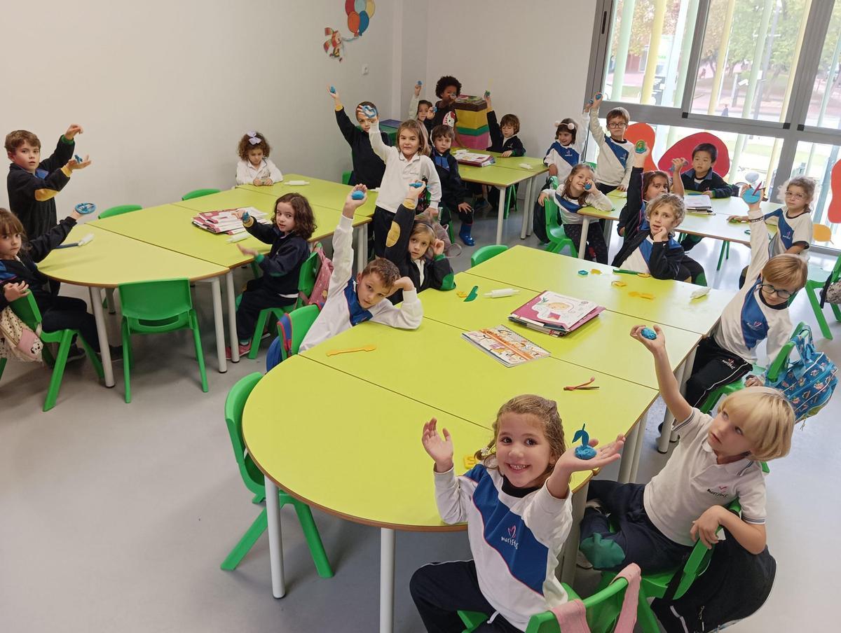 Las aulas del colegio están vivas: resuenan con debates, risas, ensayos fallidos y logros compartidos.