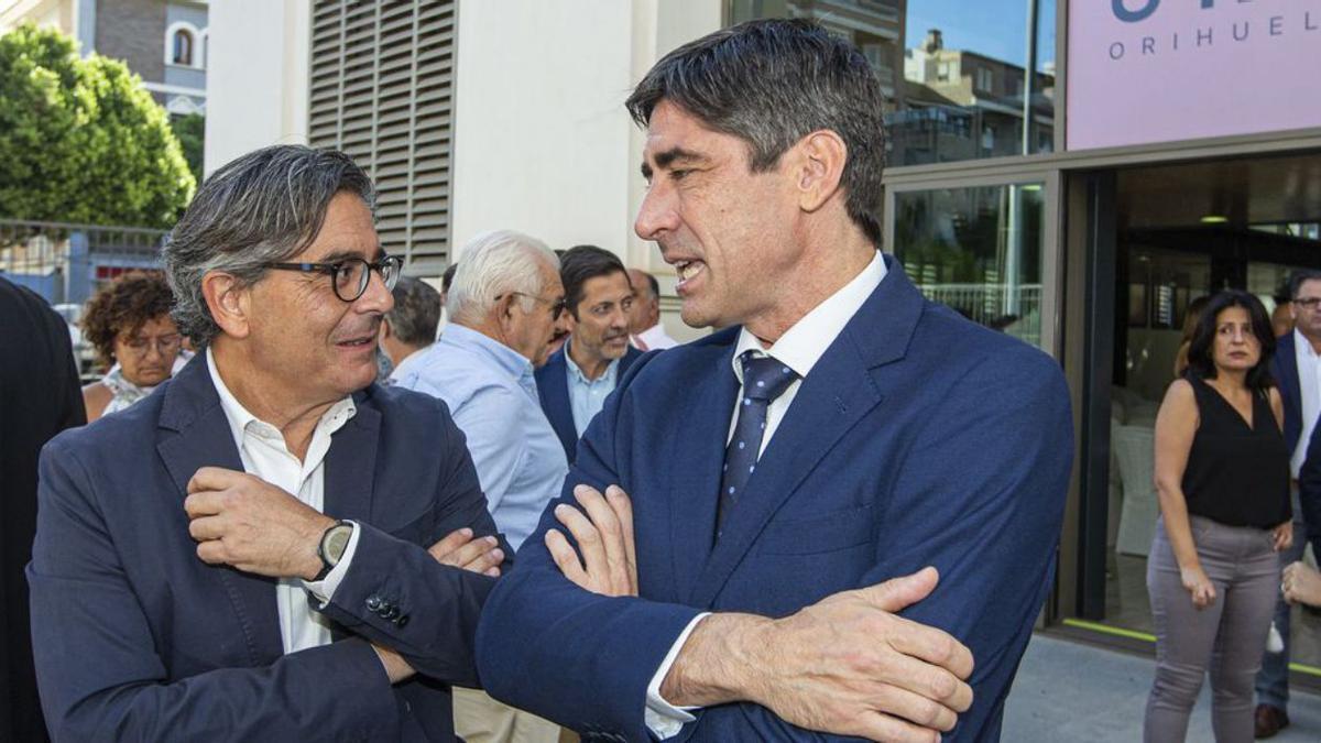 Alfred Boix charla con Andrés Sánchez a las puertas del auditorio de La Lonja.