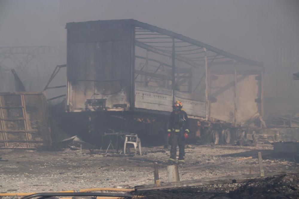 Incendio en un desguace del polígono Guadalhorce