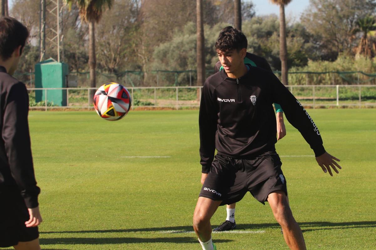 Álex López presiona en busca de robar el balón durante un entrenamiento del primer equipo.