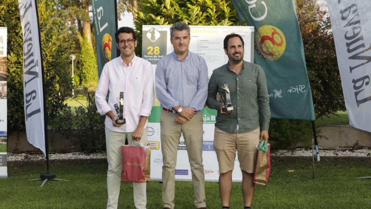 Ganadores cuarta jornada. Enrique Álvarez, flanqueado por los jugadores Miguel Fontela y Claudio Álvarez. | F. R.