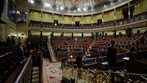 Miembros del Gobierno y diputados guardan un minuto de silencio por las víctimas del coronavirus, el 29 de abril en el Congreso.