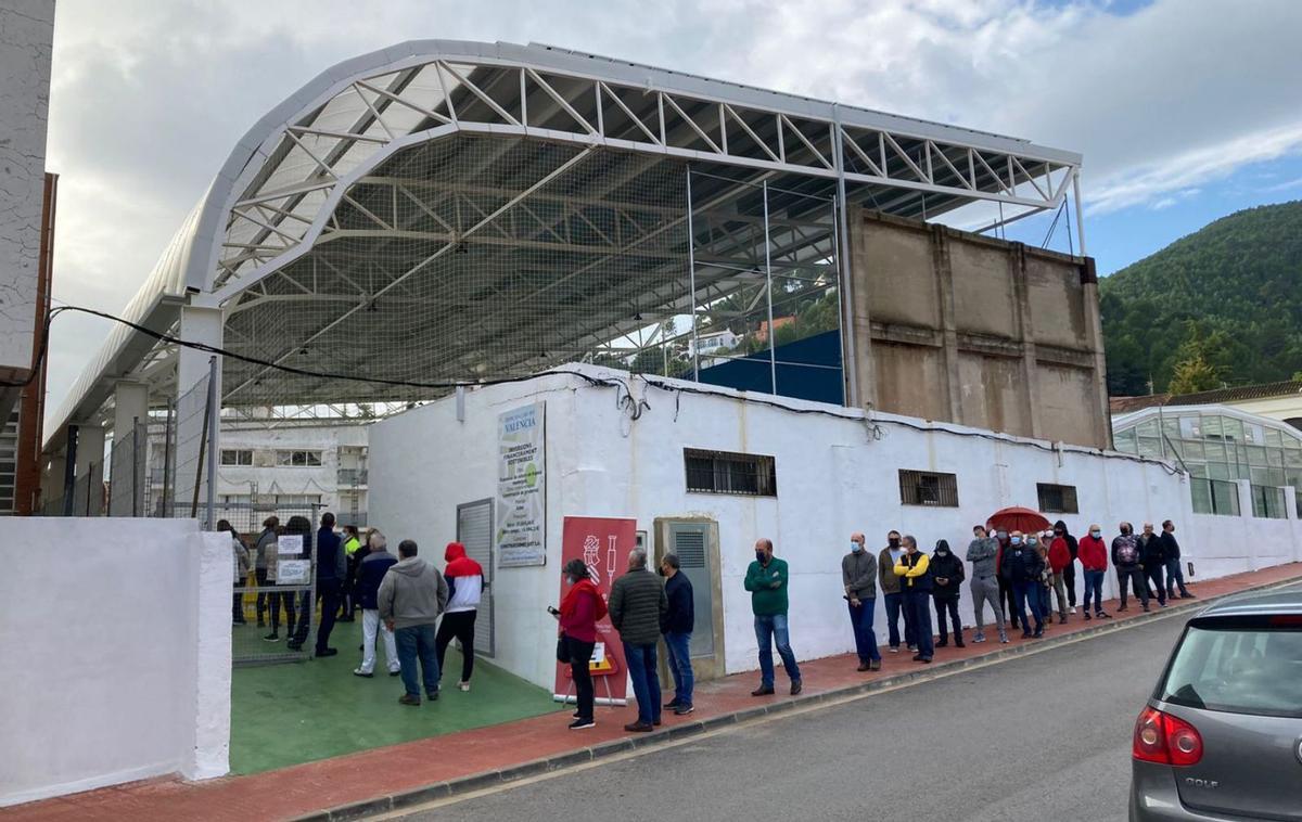 Vacunación  Colas en Ador para recibir la dosis de refuerzo de Janssen