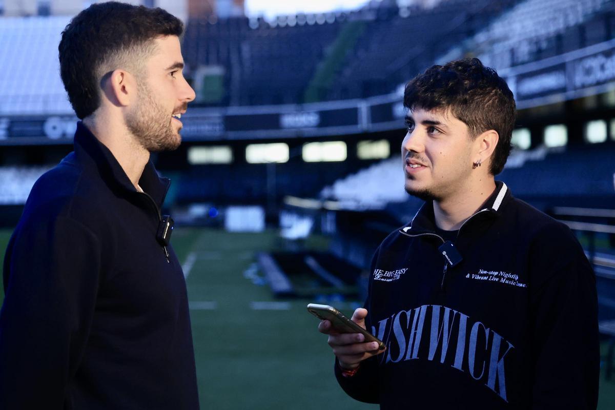 Diego Barri junto Pablo Casado, colaborador de Deportes, durante la charla