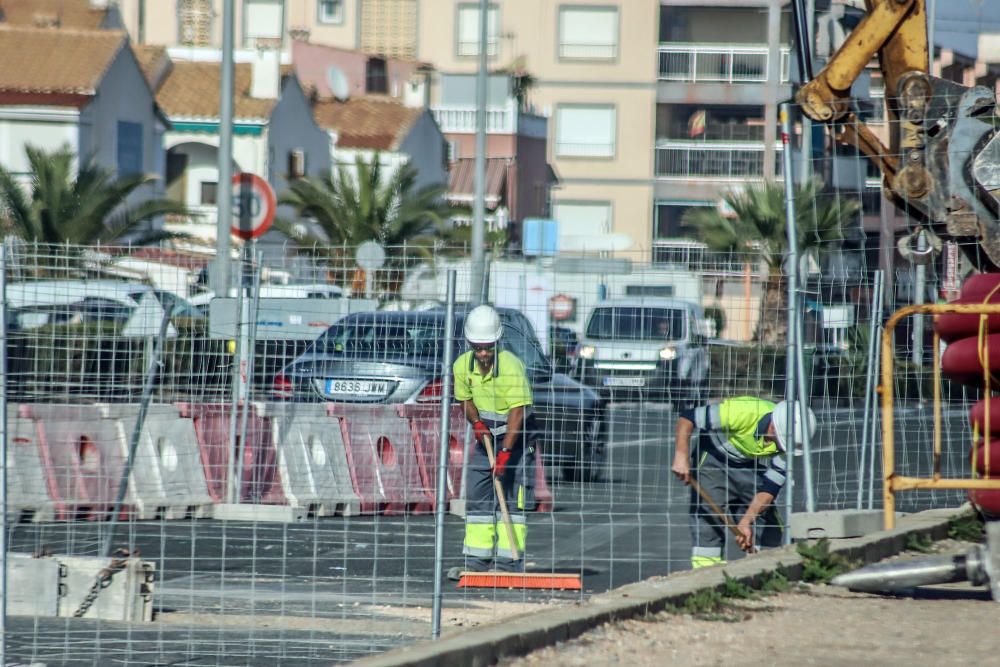 Agamed realiza desde hace dos semanas una inversión de medio millón de euros en uno de los puntos más conflictivos de inundación en el casco urbano en el entorno de la calle Ramón Rubial