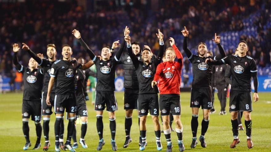 Mallo, en el centro, durante la celebración en Riazor.