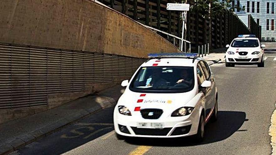 Dos vehicles dels Mossos d&#039;Esquadra traslladen els pares del nadó des dels jutjats de Lleida a la presó