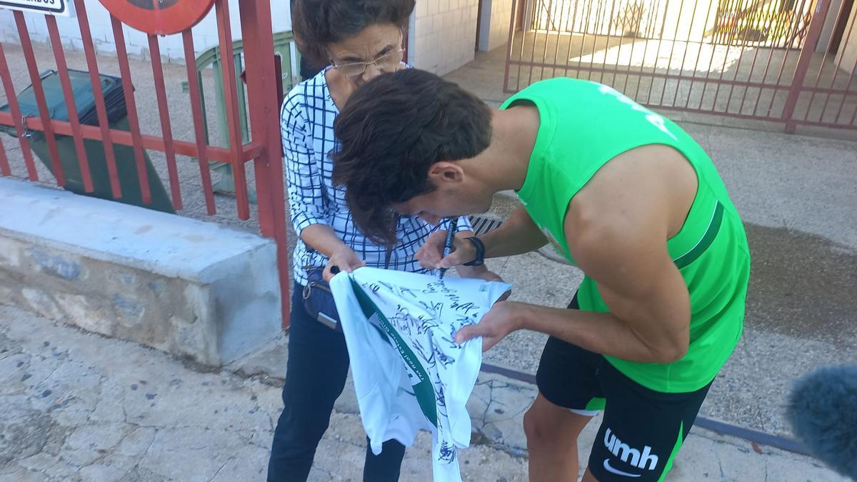 Pere Milla firmando un autógrafo en la puerta del Díez Iborra