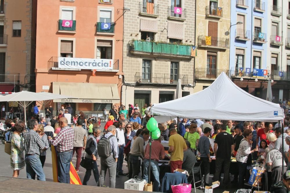 Penjada de cartells a Manresa pro referèndum