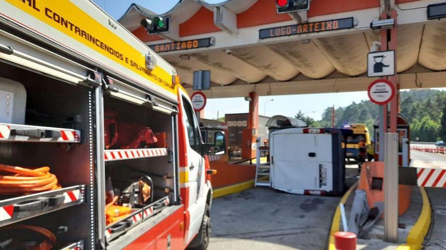 Furgoneta volcada en el peaje de Guísamo. | LOC