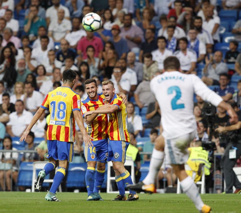 Instantes del partido disputado ayer entre el Valencia CF y el Real Madrid.