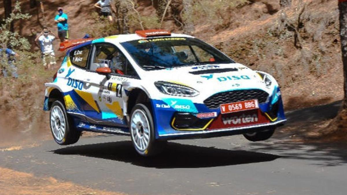 Enrique Cruz y Yeray Mujica, con el Ford Fiesta R2 MkII.