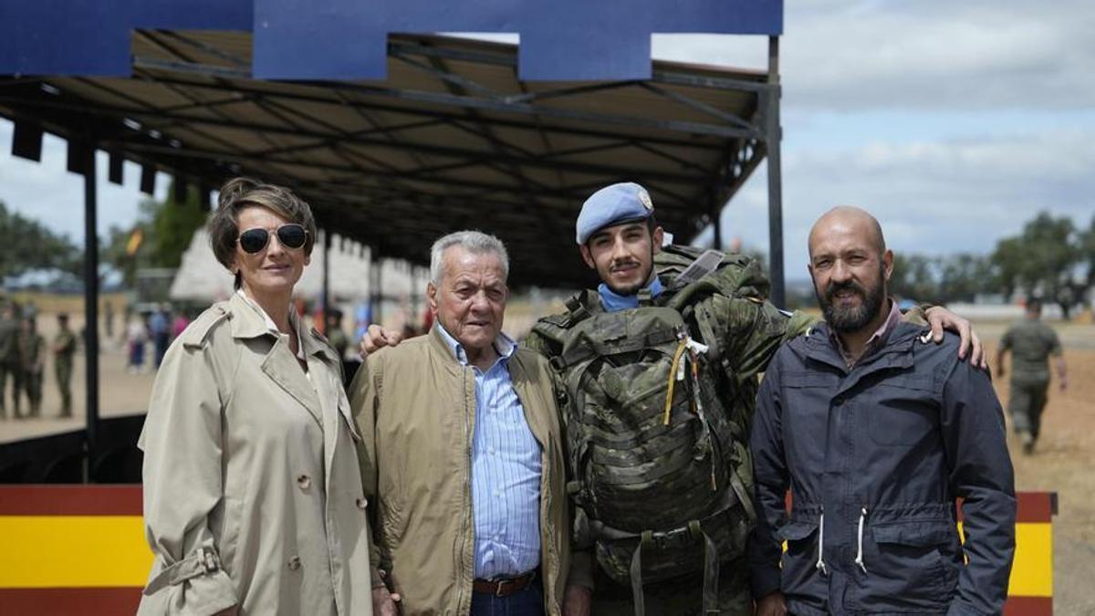 Jorge Cayero junto a su familia minutos después de volverse a ver en la Base General Menacho