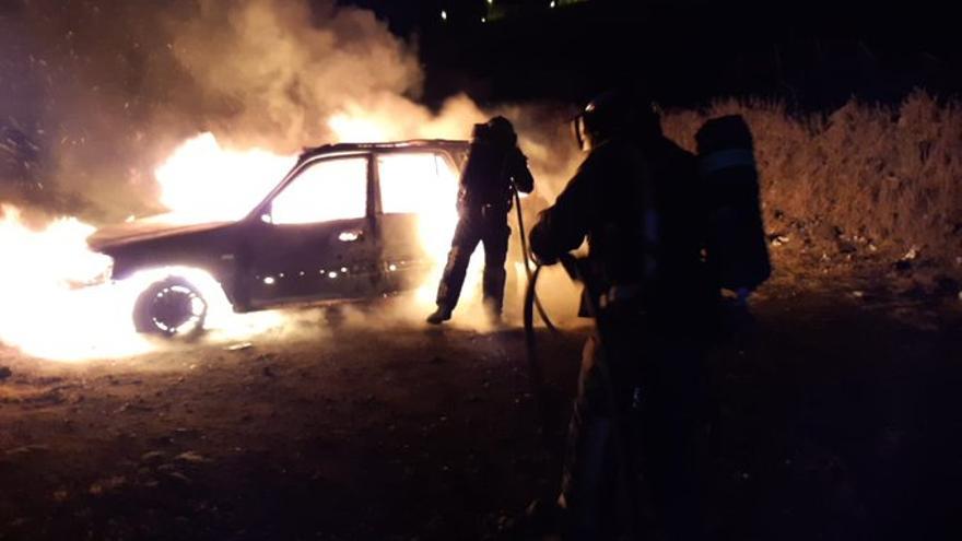 Los bomberos apagan el fuego declarado en un vehículo estacionado en Santa Lastenia.