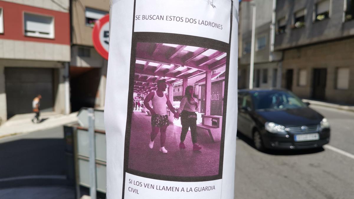 Un cartel colocado en una farola y elaborado por vecinos de Bueu contra la pareja detenida ayer.