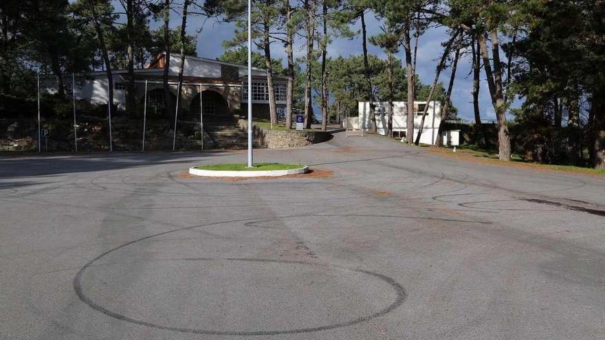 Las marcas dejadas sobre el asfalto por motos y coches. // Muñiz