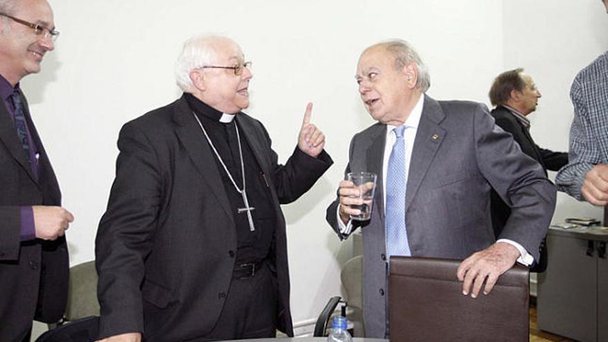 Jordi Pujol, conversant amb el bisbe de Girona abans de la xerrada.