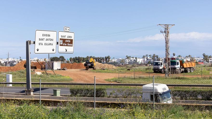 Máquinas excavadoras y camiones en la finca 59 del Grupo Empresas Matutes en Platja d’en Bossa, el pasado sábado. | VICENT MARÍ
