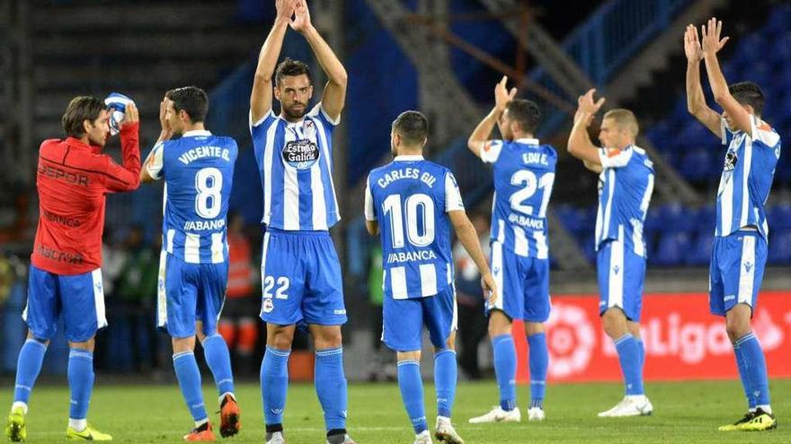 Los futbolistas del Deportivo, con Pablo Marí en primer término, saludan al público tras la victoria del lunes en Riazor frente al Granada.