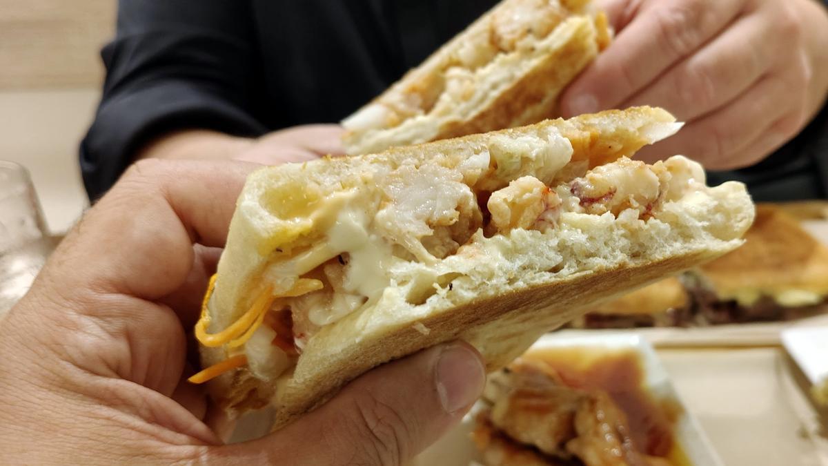Detalle del bocadillo Capitán de B de Bocata, con gamba y bogavante.