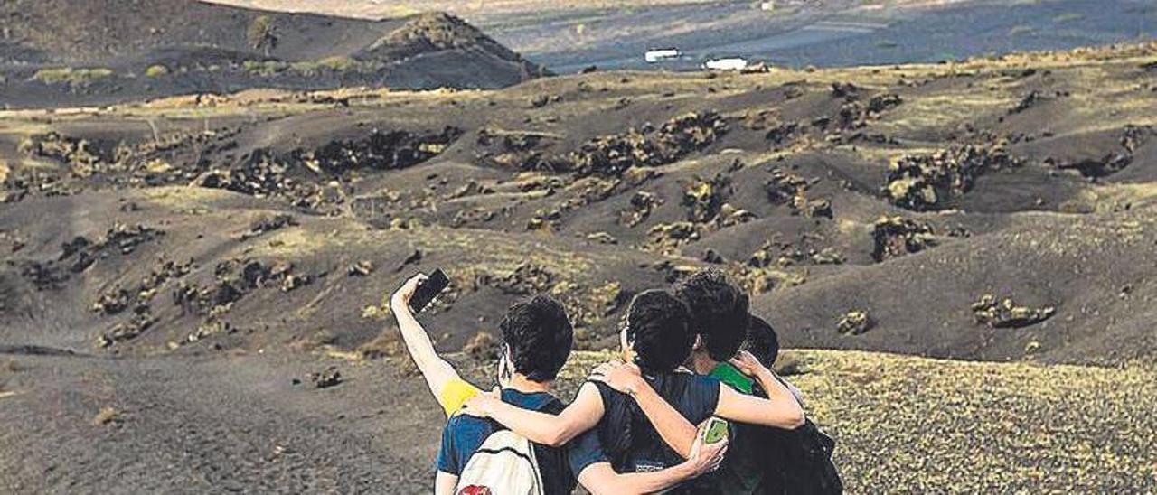 Los protagonistas del corto, en el paisaje volcánico de Lanzarote.