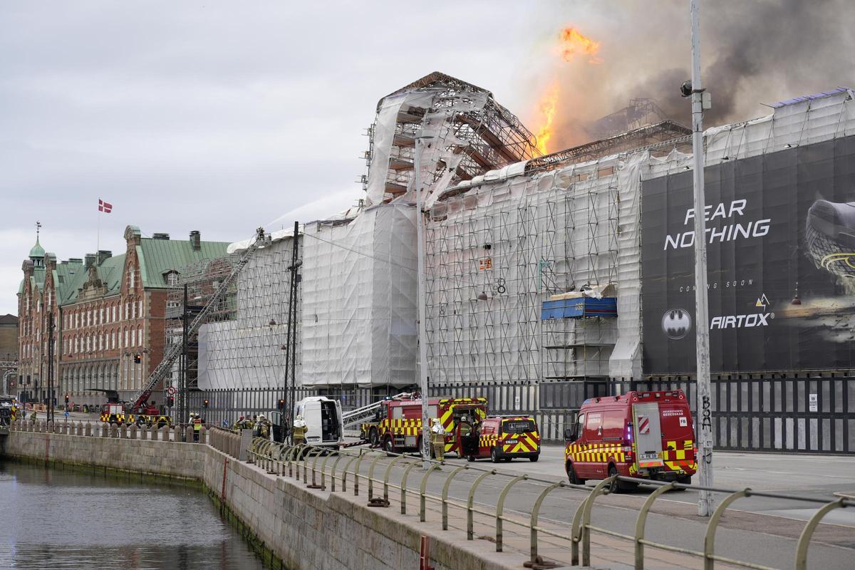 El fuego devora el edificio de la Bolsa de Copenhague