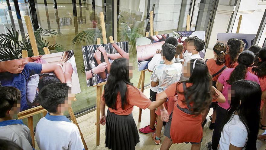 Los alumnos visitaron ayer la muestra de fotografías.