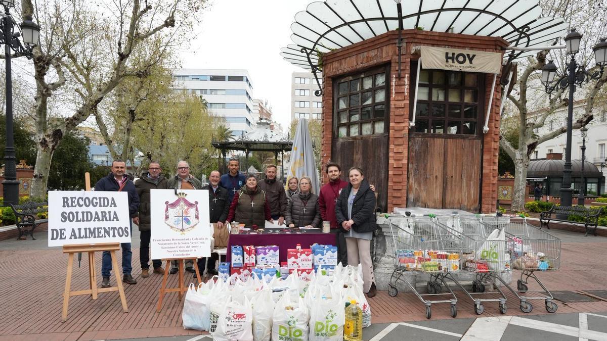 Vídeo | Así ha sido la recogida de alimentos de la hermandad de la Vera Cruz en Badajoz