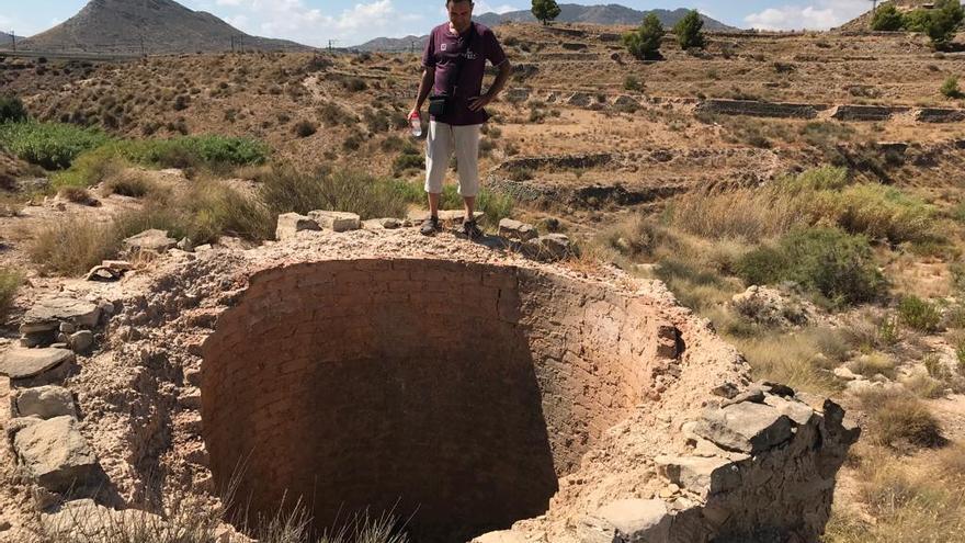 El presidente de Mosaico, Emilio Gisbert, visitando los hornos cerámicos de Elda