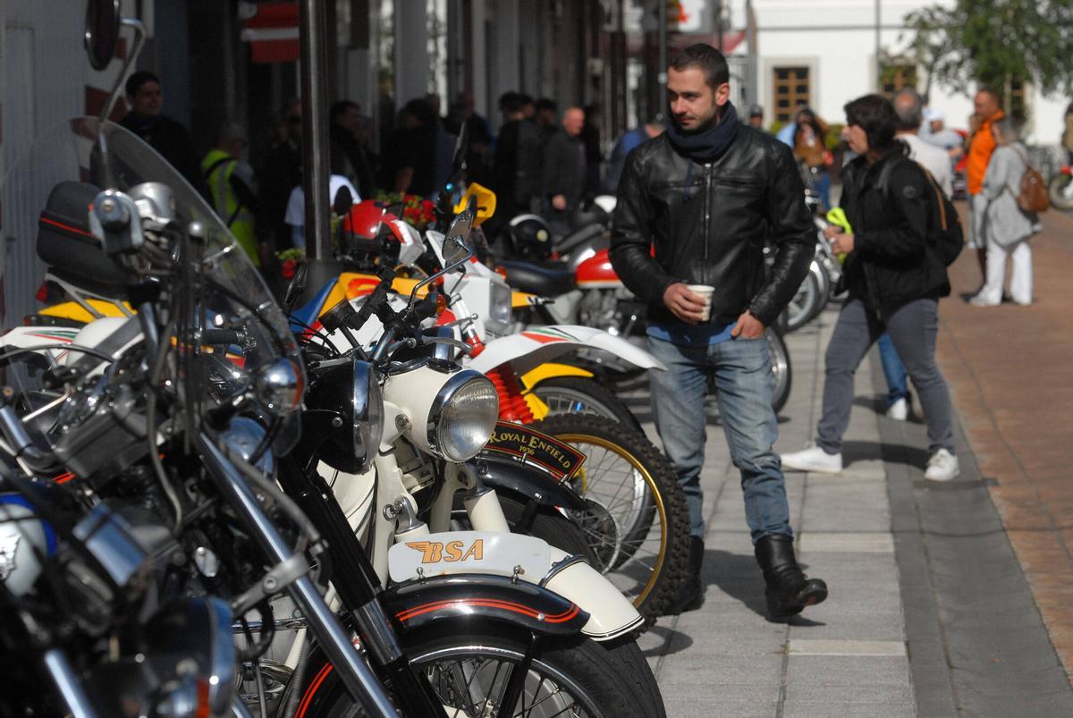 Las motos se concentraron en la calle Cartagena de Silleda antes de iniciar la ruta.