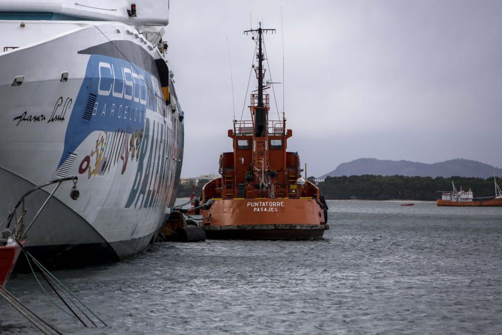 Llega a Alcúdia el ferry que transportará a los pasajeros que quedaban del barco incendiado