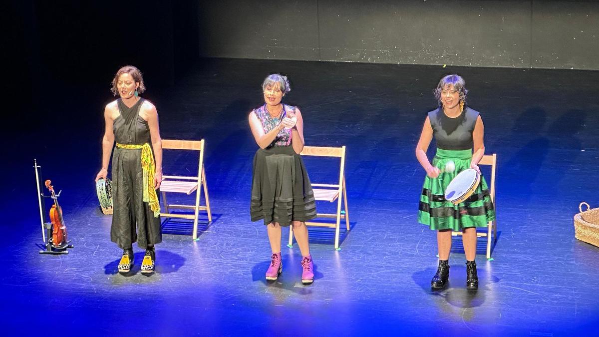 Un momento de la pieza teatral ‘As r(h)umorosas’ en Ames