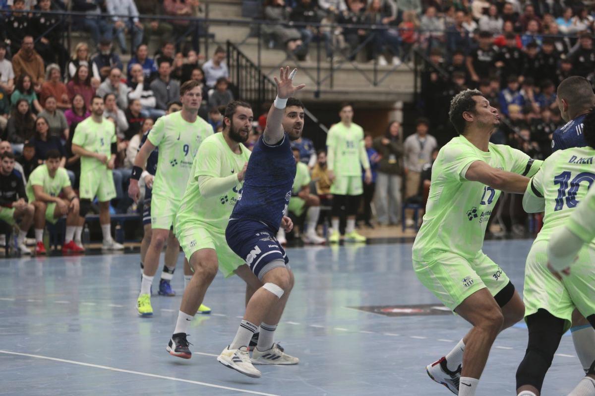 Quintas pide el balón ante la defensa del Barça en el partido de la pasada temporada.