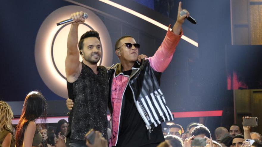 Luis Fonsi y Daddy Yankee, en la gala de los Premios Billboard 2017.