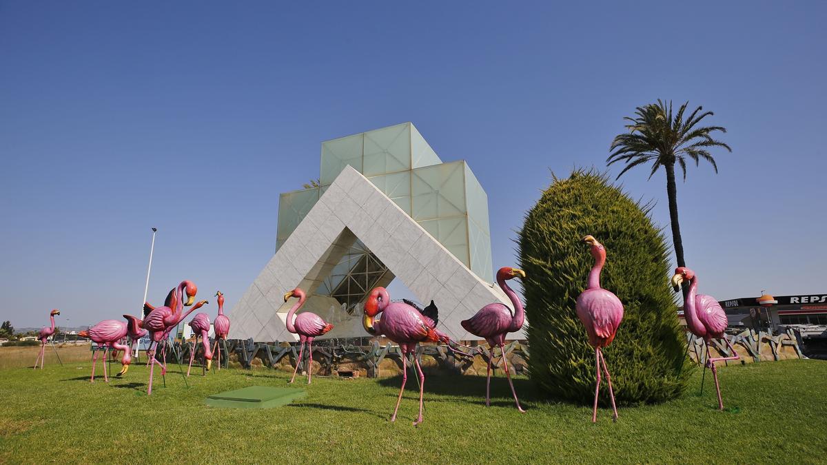 Imagen de la rotonda remodelada con las figuras de los flamencos