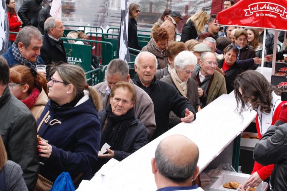 Reparto de pasteles de carne en la plaza del Romea