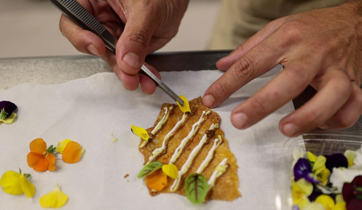 Un estudiante de la EHIB durante la elaboración de un plato. | MARCELO SASTRE