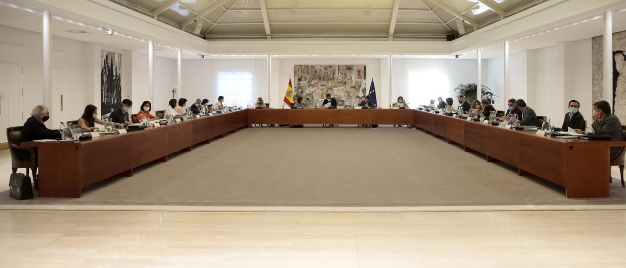 El presidente del Gobierno, Pedro Sánchez (c), preside la reunión del Consejo de Ministros en Moncloa, en Madrid