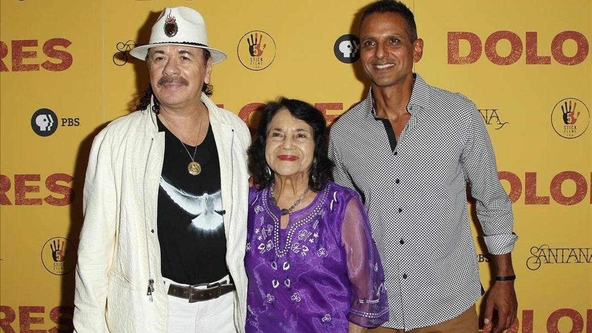 Carlos Santana, la activista Dolores Huerta y el director Peter Bratt, en el estreno del documental 'Dolores'.