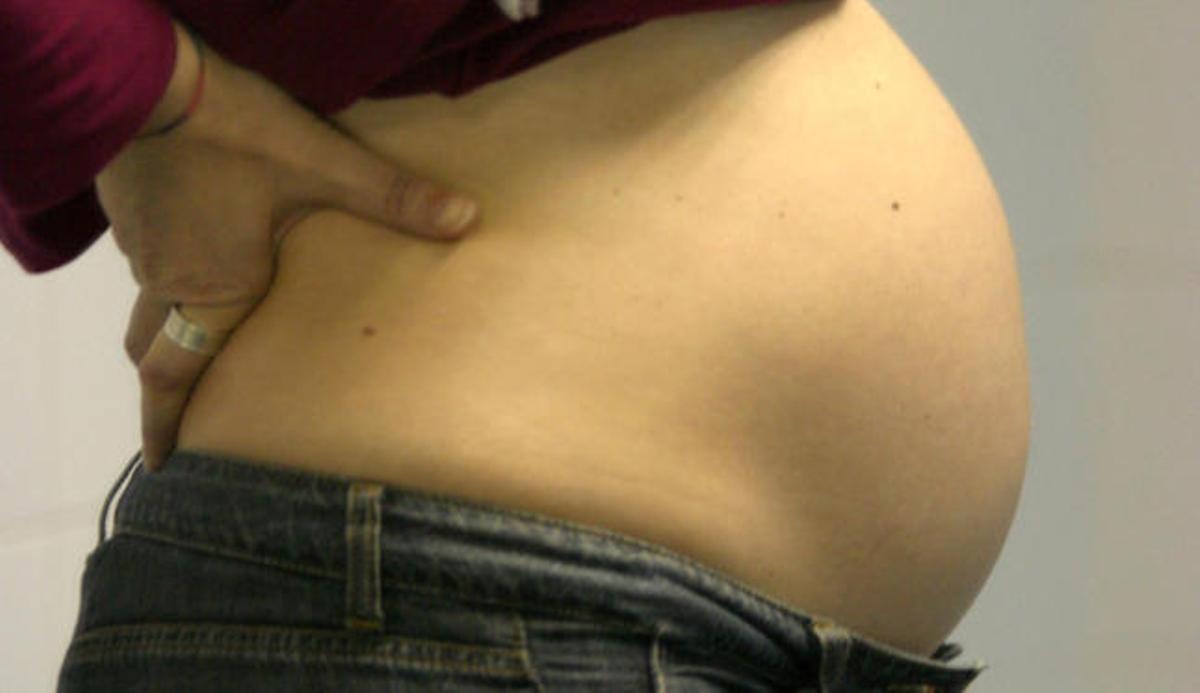 Una mujer embarazada.