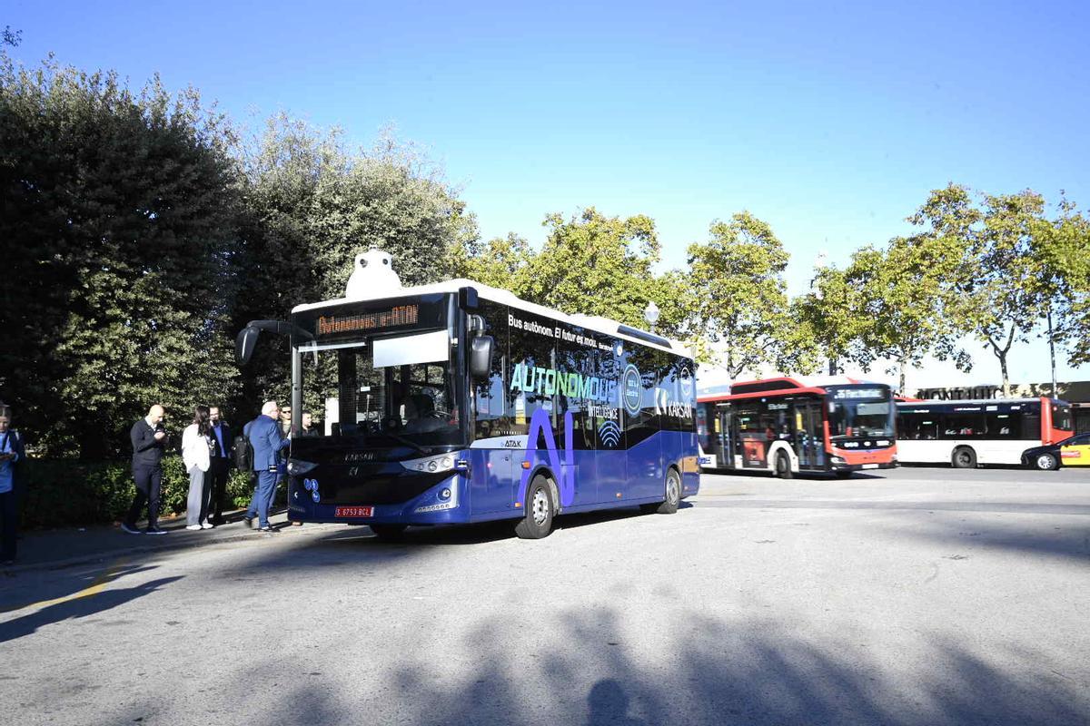 Este es el bus autónomo de TMB que circula en pruebas por Montjuïc