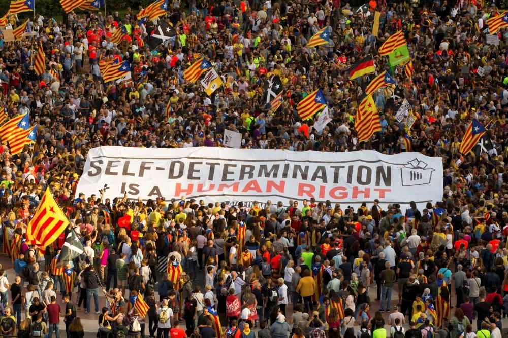 Milers de persones reivindiquen el mandat de l''1 d''octubre al centre de Barcelona