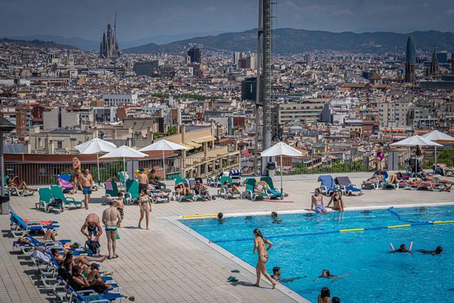 Barcelona abre 15 piscinas municipales este verano: fechas, barrios y cuáles ya están operativas