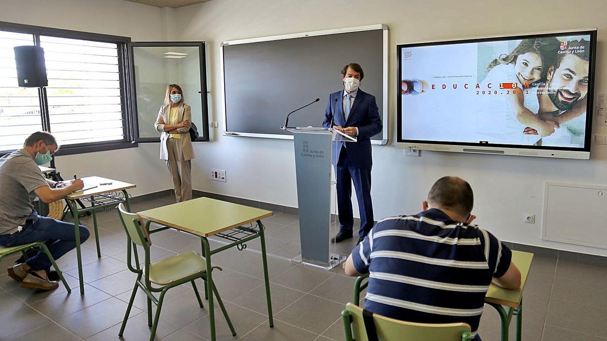 Varios periodistas asisten a la rueda de prensa ofrecida por el presidente Fernández Mañueco durante su visita a un colegio de Valladolid ayer. | Ical