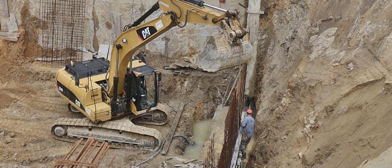 Trabajos de excavación para un nuevo edificio junto al parque Amalia Álvarez.