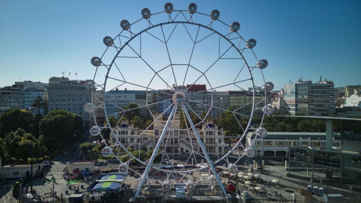 Noria instalada en el muelle de la Batería, en verano de 2022.