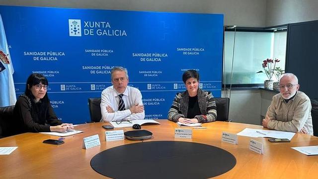 El conselleiro de Sanidade y la alcaldesa de O Rosal, entre otros, durante la reunión. |