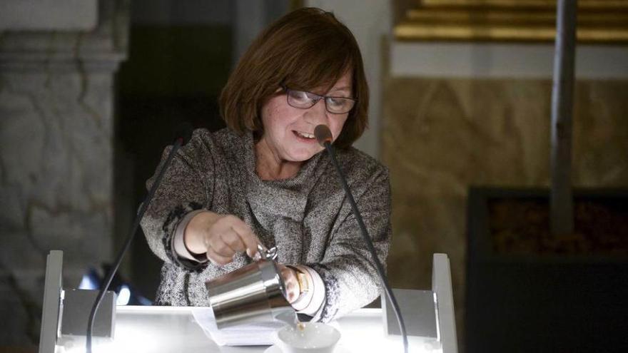 Svetlana Alexievich se sirve un té durante la lectura del discurso del Nobel, ayer, en Estocolmo.