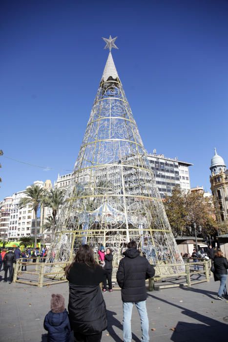 Primer día de los árboles de Navidad, pista de patinaje sobre hielo y el tiovivo del ayuntamiento